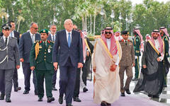 El primer ministro libanés, Najib Mikati, es recibido por el viceemir de La Meca, el príncipe Badr bin Sultan, a su llegada a la cumbre de la Liga Árabe en Jeddah, el 18 de mayo de 2023. Foto: Reuters